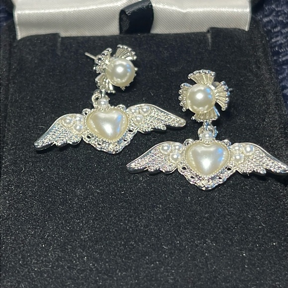 Bling wing silver tone pearl style stud earrings - Picture 1 of 3